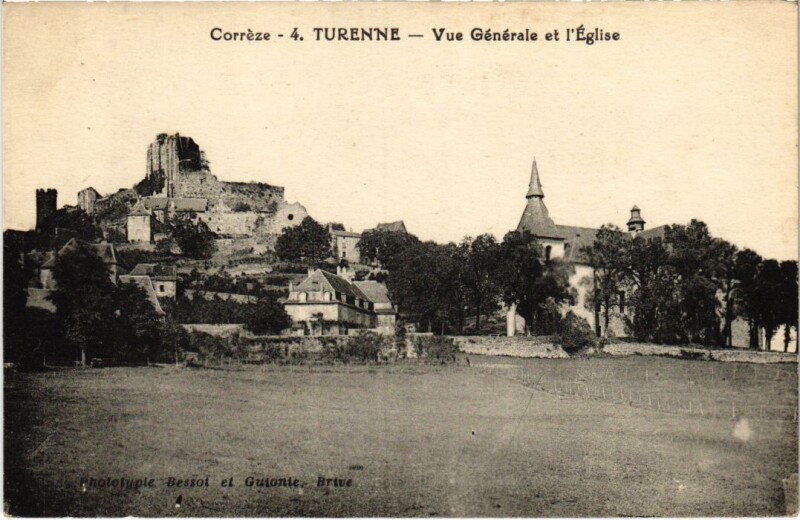Carte postale ancienne Turenne - Vue Generale et l'Eglise à Turenne