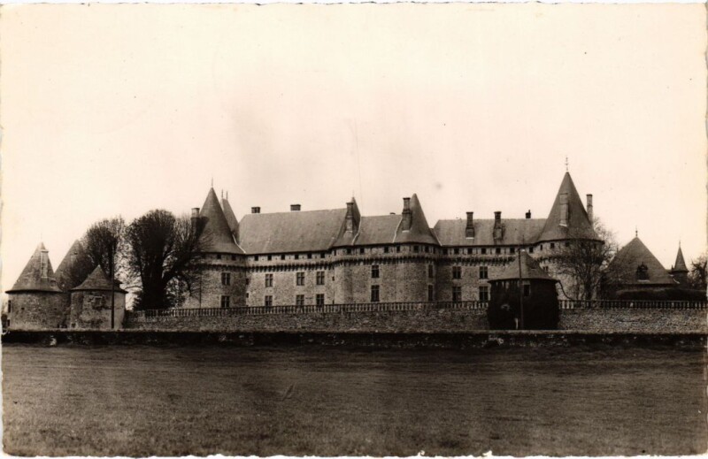 Carte postale ancienne Pompadour - Le Chateau Vue de Face