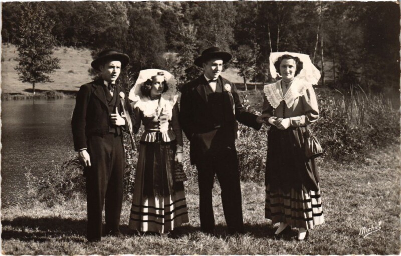 Carte postale ancienne Couples en Costume de Fete - Folklore