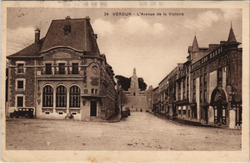 Carte postale ancienne Verdun - L'avenue de la victoire à Verdun