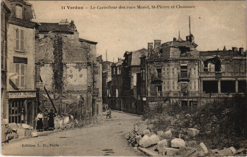 Carte postale ancienne Verdun - Le carrefour des rues à Verdun