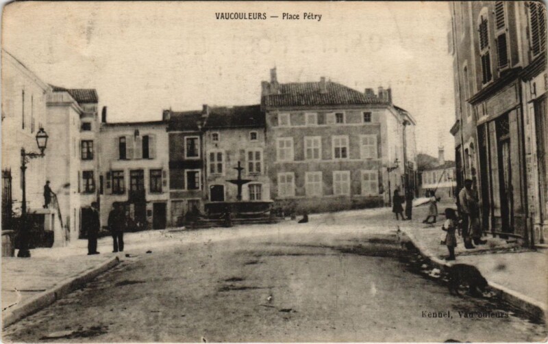Carte postale ancienne Vaucouleurs - Place petry à Vaucouleurs