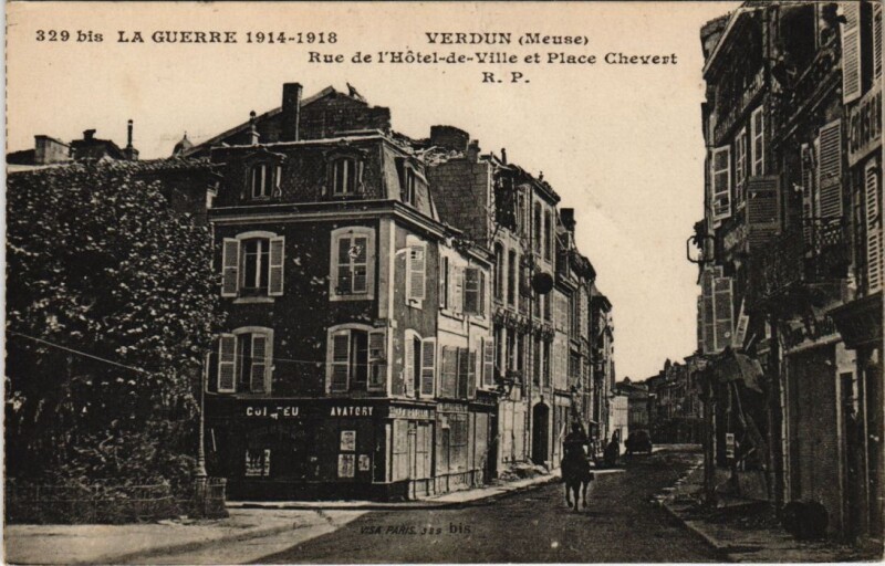 Carte postale ancienne Verdun - Rue de l'hotel de ville et place chevert à Verdun