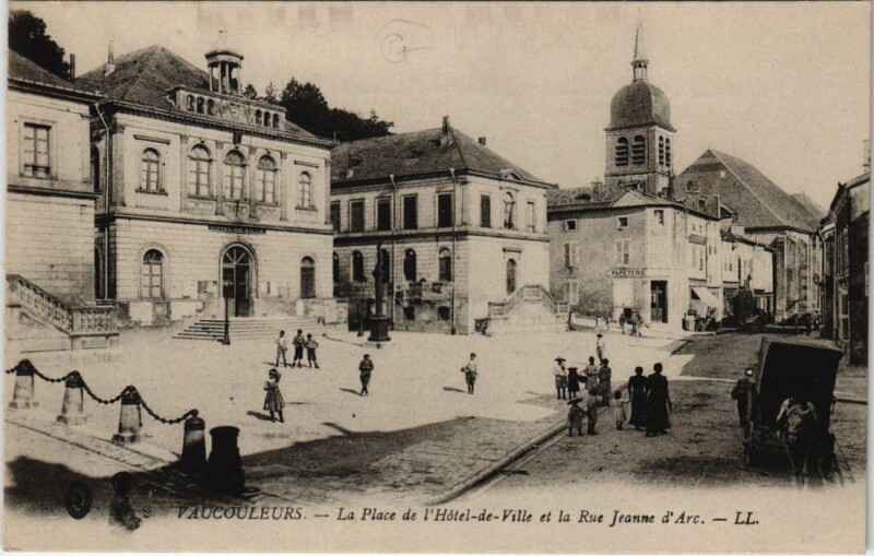 Carte postale ancienne Vaucouleurs - La place de l'hotel de ville à Vaucouleurs
