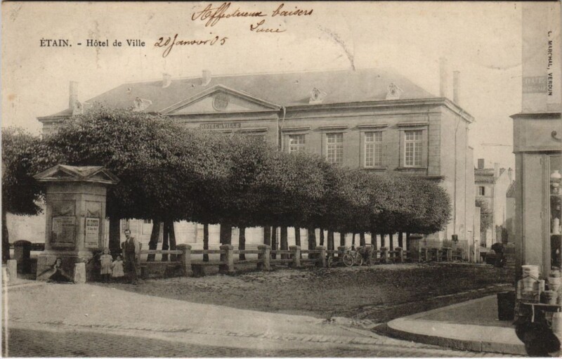 Carte postale ancienne Etain - Hotel de ville à Étain