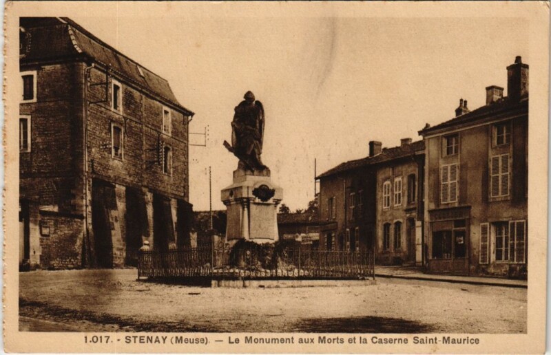 Carte postale ancienne Stenay - Le monument aux morts et la caserne à Stenay