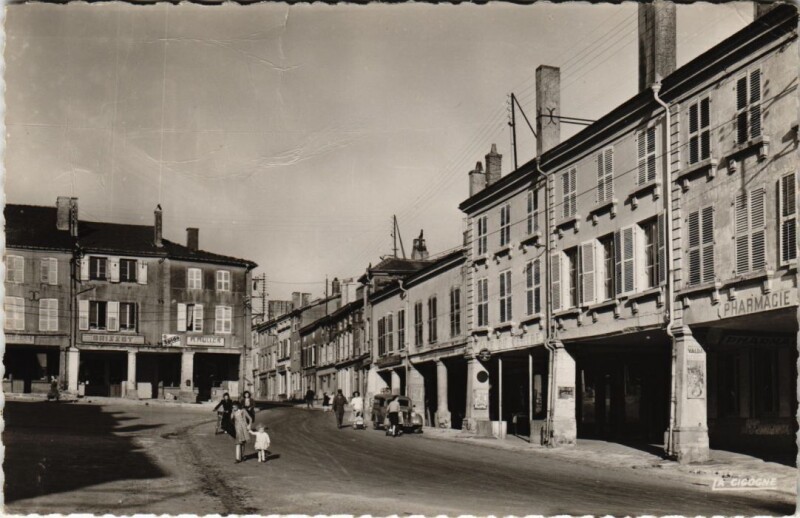 Carte postale ancienne Stenay - Place raymond poincare à Stenay