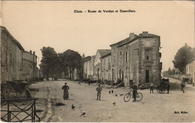 Carte postale ancienne Etain - Route de Verdun et Damvillers à Étain