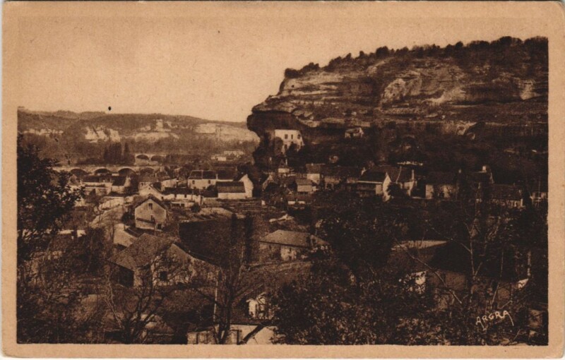 Carte postale ancienne Les Eyzies Vue d'ensemble aux Eyzies