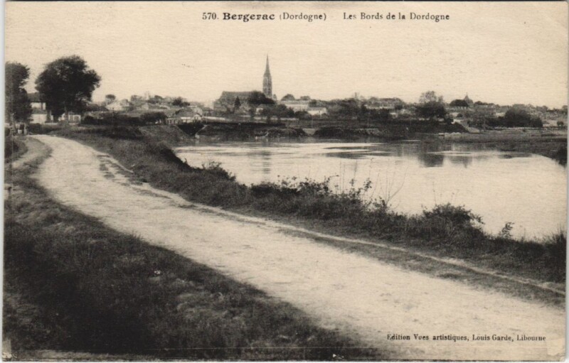Carte postale ancienne Bergerac - Les Bords de la Dordogne à Bergerac
