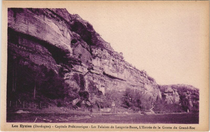 Carte postale ancienne Les Eyzies Capital Prehistorique Les Falaises de Laugerie-Basse aux Eyzies