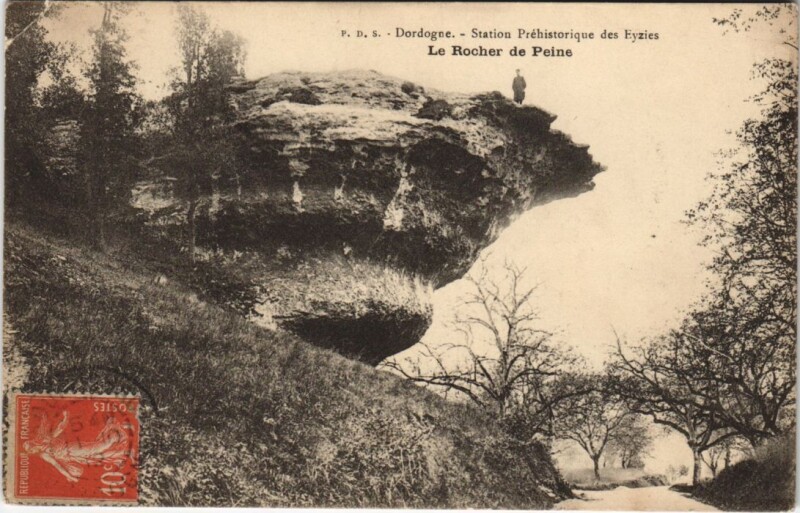 Carte postale ancienne Dordogne - Station Prehistorique des Eyzies Le Rocher de Peine