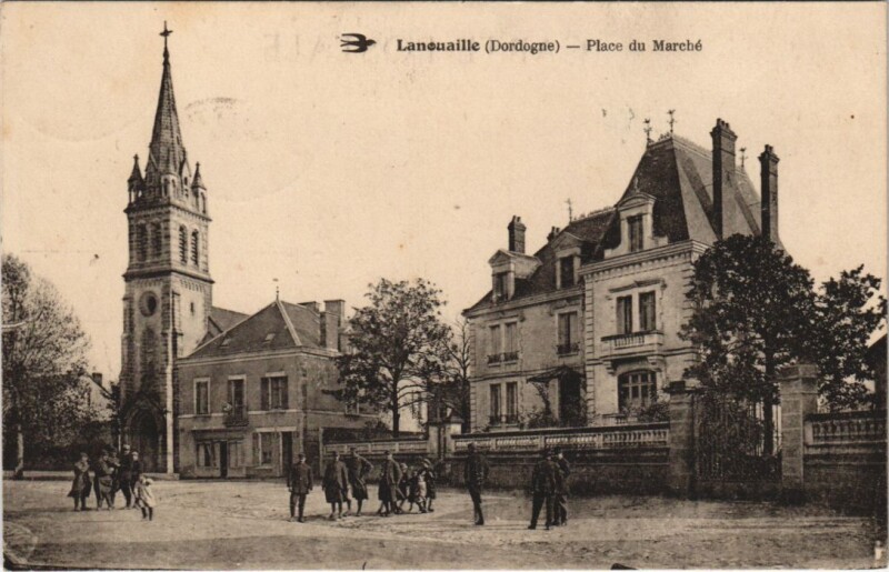 Carte postale ancienne Lanouaille - Place du Marche à Lanouaille