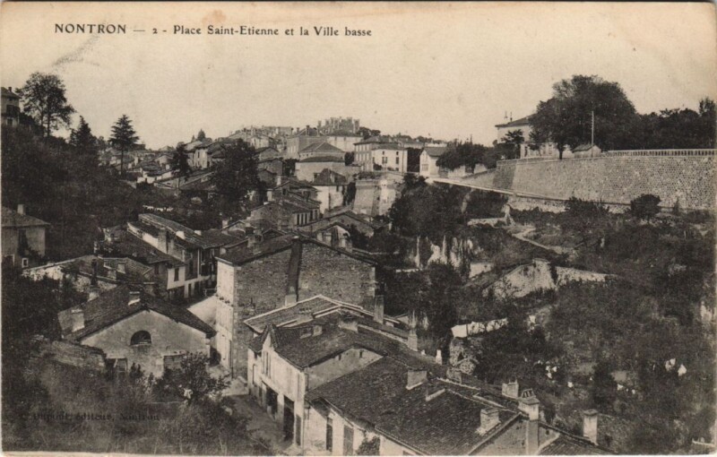 Carte postale ancienne Nontron - Place Saint-Etienne et la Ville basse à Nontron