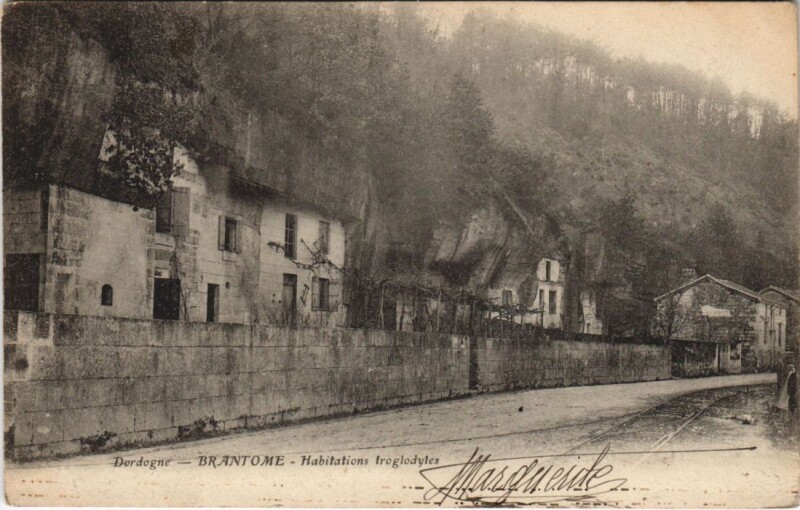 Carte postale ancienne Brantome - Habitations troglodytes