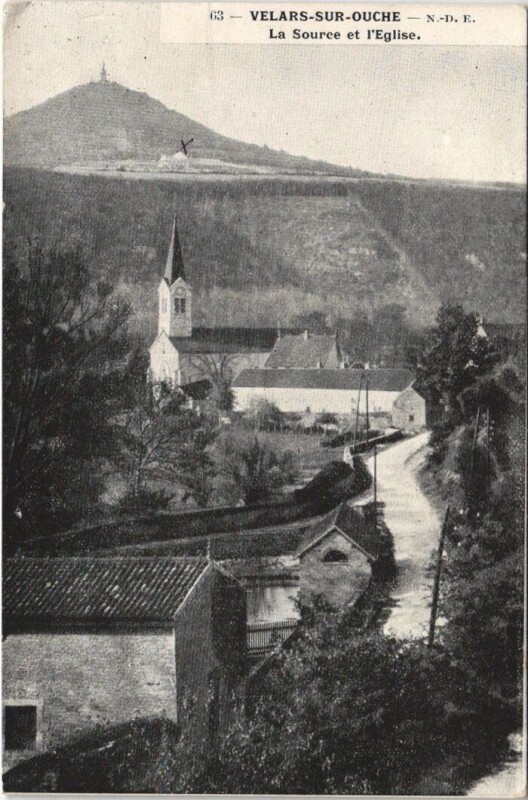 Carte postale ancienne Velars-sur-Ouche La Source et l'Eglise à Velars-sur-Ouche