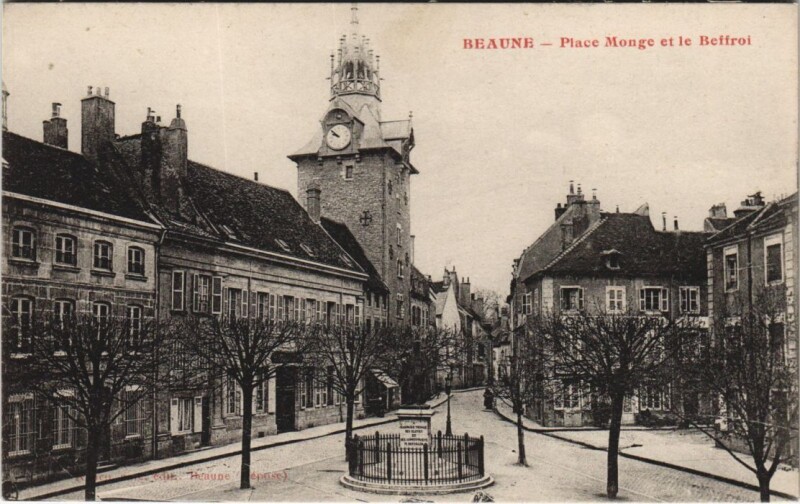 Carte postale ancienne Beaune - Place Monge et le Beffroi à Beaune