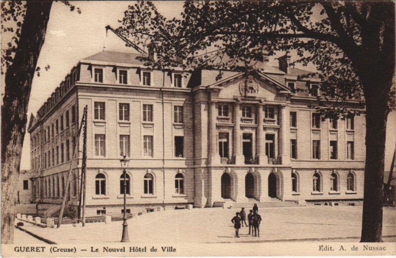 Carte postale ancienne Gueret - Le Nouvel Hotel de Ville à Guéret
