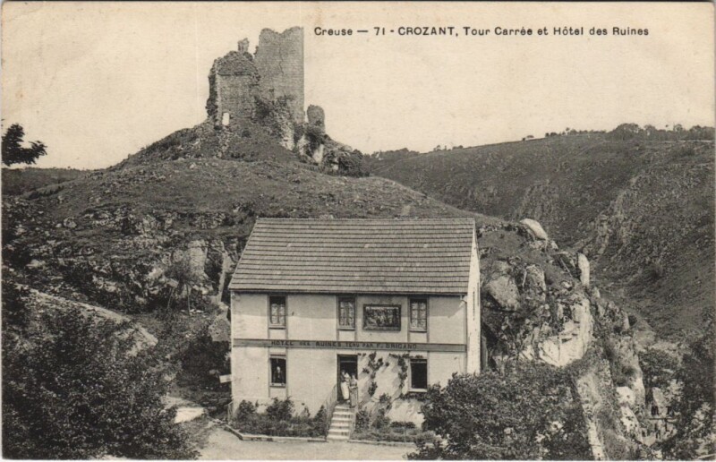 Carte postale ancienne Crozant Tour Carrée et Hotel des Ruines à Crozant