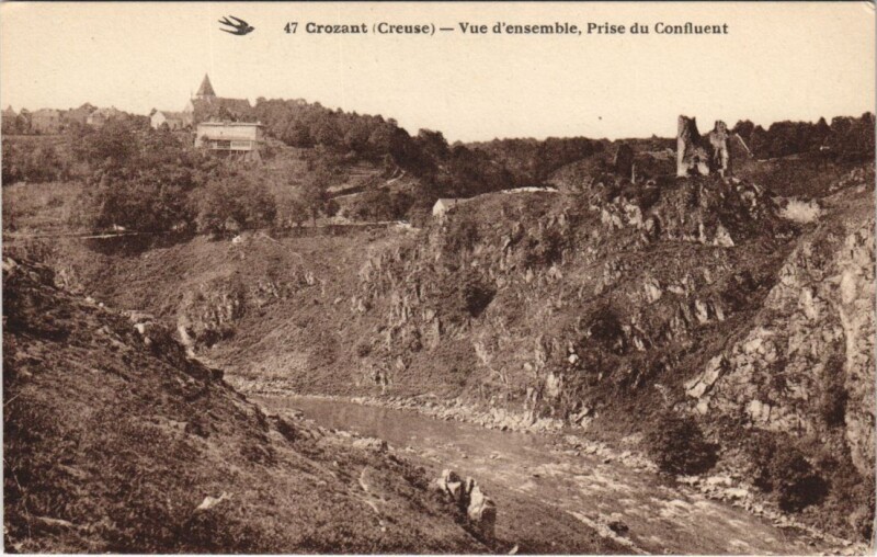 Carte postale ancienne Crozant - Vue d'ensemble Prise du Confluent à Crozant