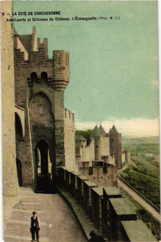 Carte postale ancienne Carcassonne Avant Porte et Defenses du Chateau France à Carcassonne