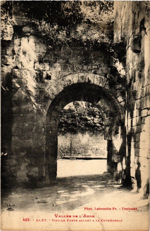 Carte postale ancienne Alet Vieille Porte Allant a la Cathedrale France