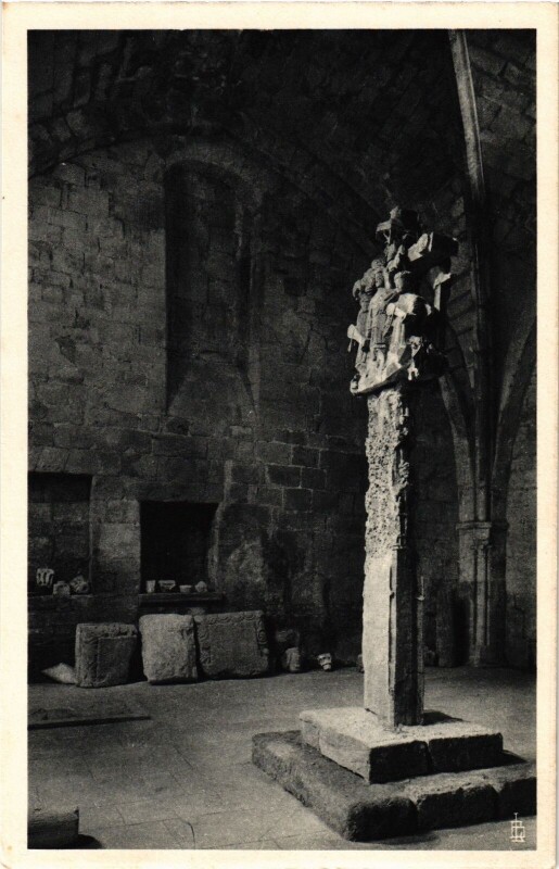 Carte postale ancienne L'Eglise: Calvaire de la Salle des Morts France
