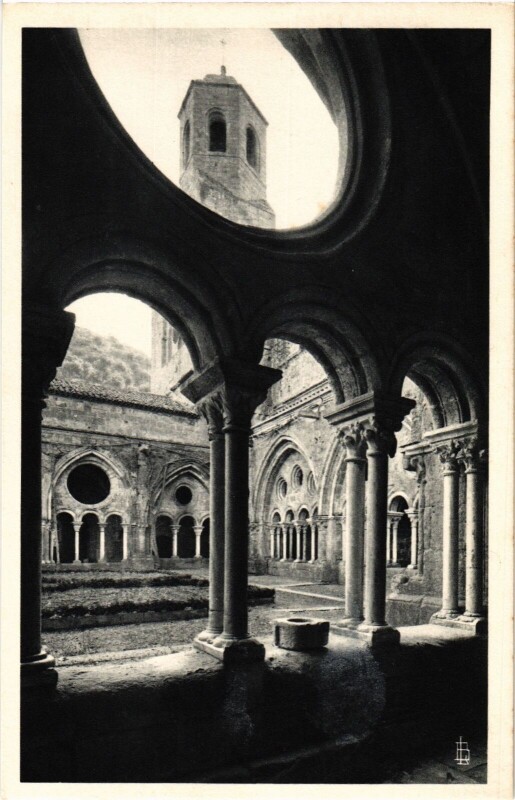 Carte postale ancienne Le Cloitre: Detail de quelques arcades France