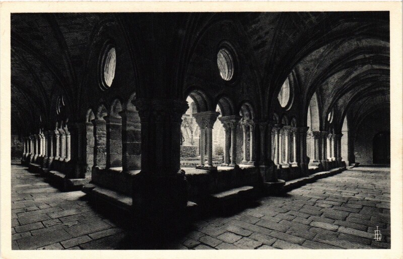 Carte postale ancienne Le Cloitre: Ensemble des colonnades France