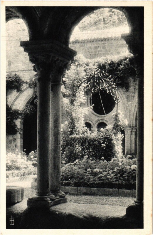 Carte postale ancienne Le Cloitre: Le puits avec margelle France