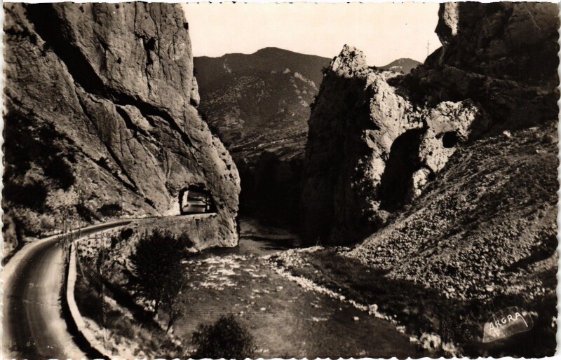 Carte postale ancienne Le Defile de Pierre-Lys Le Trou du Cure France