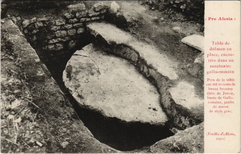 Carte postale ancienne Pro Alesia - Table de dolmen en place encastrée