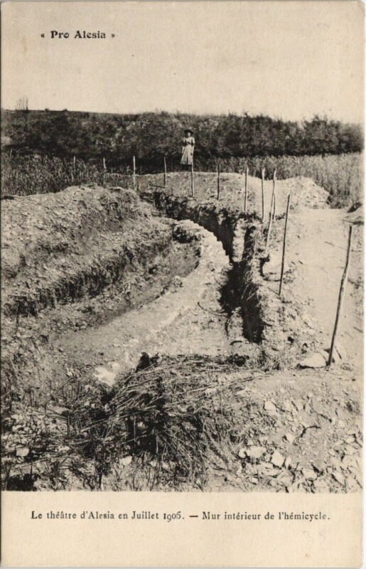 Carte postale ancienne Pro Alesia - Mur intérieur de l'hémicycle