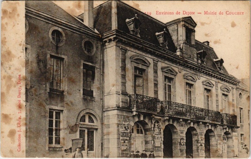 Carte postale ancienne Environs de Dijon - Mairie de Couchey à Couchey