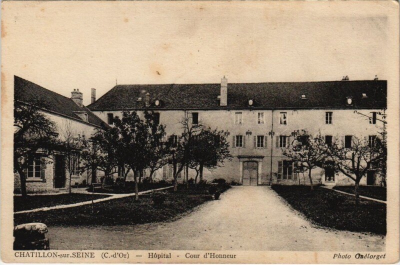 Carte postale ancienne Chatillon-sur-Seine - Hopital cour d'Honneur à Châtillon-sur-Seine