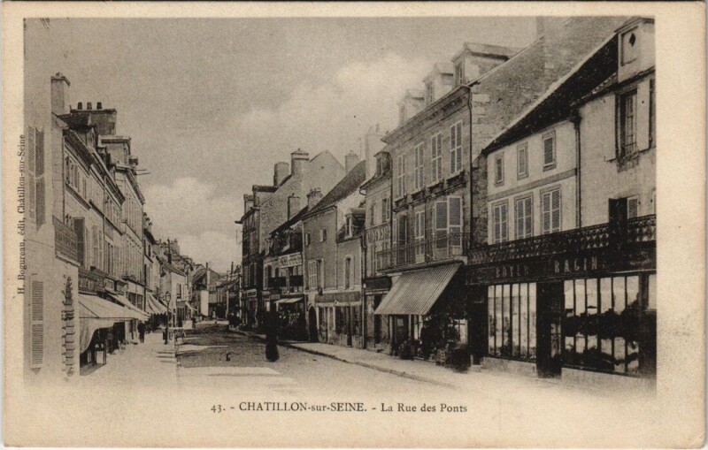 Carte postale ancienne Chatillon-sur-Seine - La Rue des Ponts à Châtillon-sur-Seine