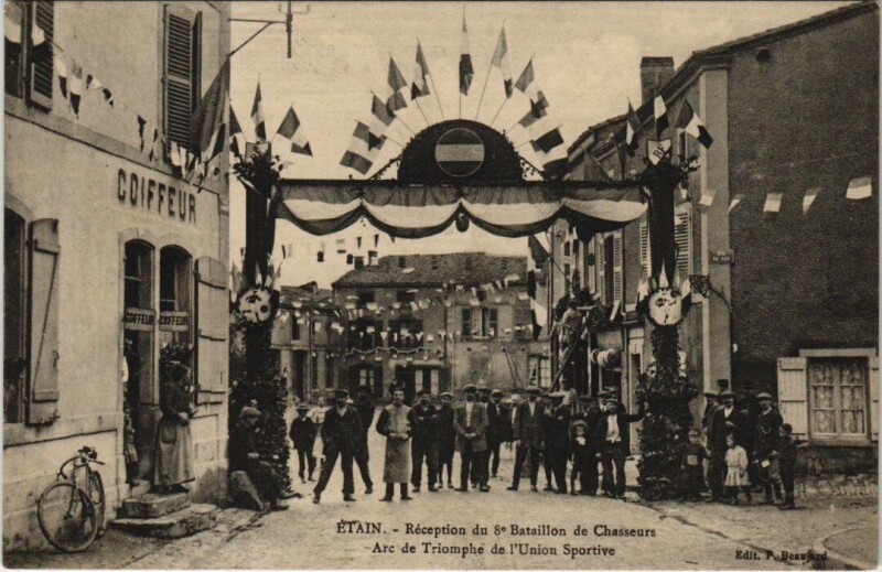 Carte postale ancienne Etain - Arc de Triomphe de l'Union Sportive à Étain