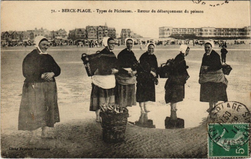 Carte postale ancienne Berck-Plage - Types de pecheuses en retour à Berck