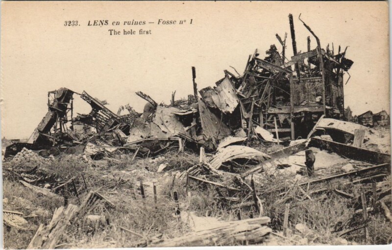 Carte postale ancienne Lens en ruines-Fosse-The hole first