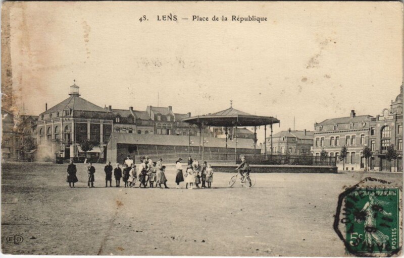 Carte postale ancienne Lens-Place de la République