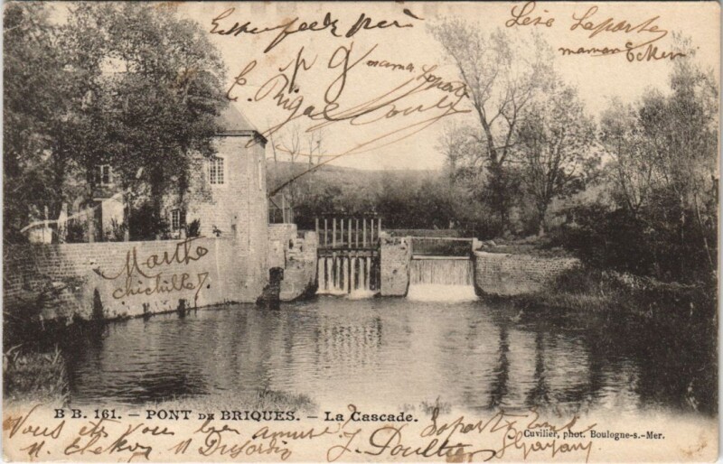 Carte postale ancienne Pont de Briques-La Cascade