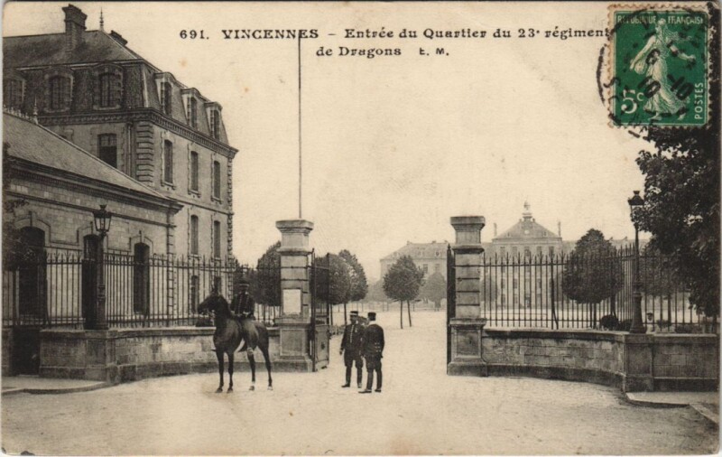 Carte postale ancienne Vincennes - Entrée du Quartier du 23 régiment de Dragons à Vincennes