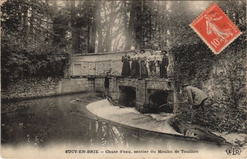 Carte postale ancienne Sucy-en-Brie - Chute d'eau, sentier du Moulin de Touillon à Sucy-en-Brie