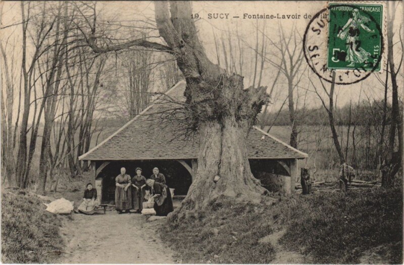 Carte postale ancienne Sucy - Fontaine-Lavoir