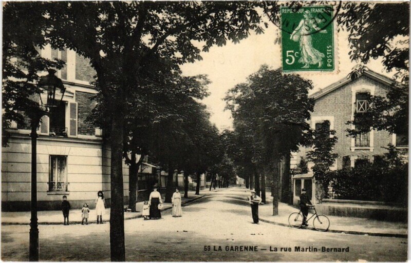 Carte postale ancienne La Garenne - La rue Martin-Bernard