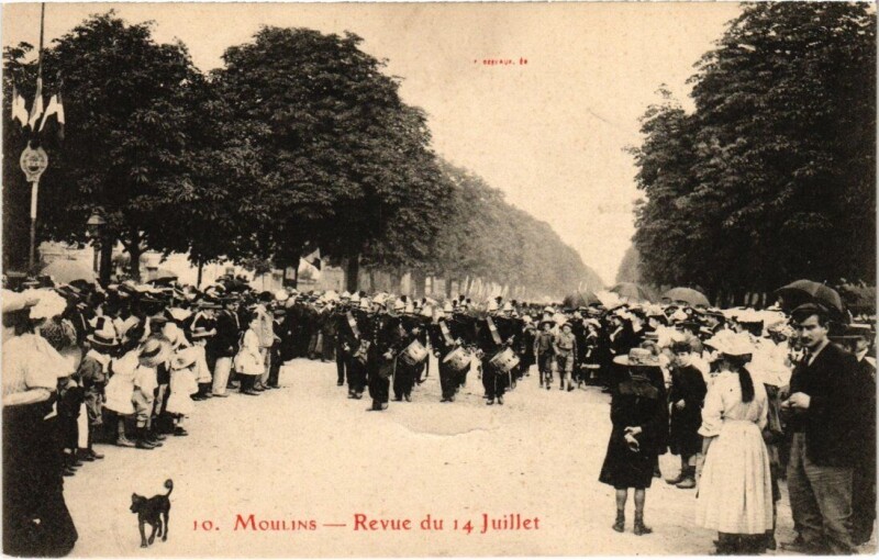 Carte postale ancienne Moulins - Revue du 14 Juillet à Moulins
