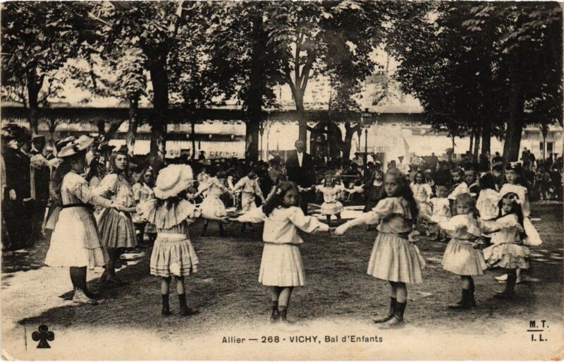 Carte postale ancienne Vichy - Bal d'Enfants à Vichy