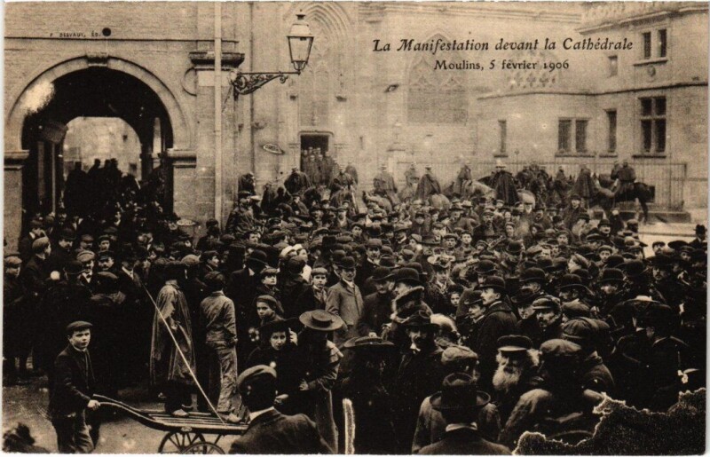 Carte postale ancienne Moulins - La Manifestation devant la Cathédrale à Moulins