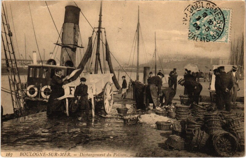Carte postale ancienne Boulogne-sur-Mer - Déchargement du Poisson à Boulogne-sur-Mer
