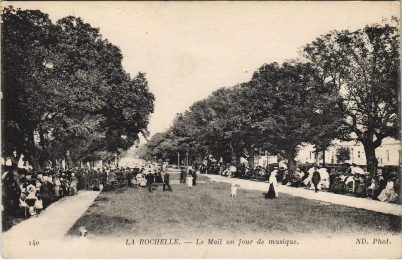Carte postale ancienne La Rochelle-Le Mail un jour de musique à La Rochelle